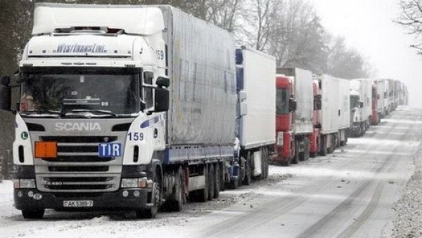 Свыше 300 большегрузов ожидают выезда в пункте пропуска "Привалка" 