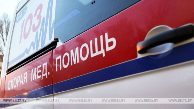 Автомобиль скорой задымился во время ливня в Бресте