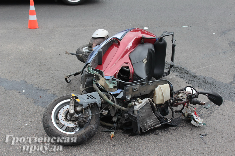 В Гродно на регулируемом перекрестке столкнулись легковой автомобиль и мотороллер (ФОТО)