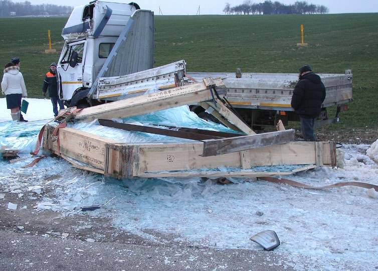 Вблизи Гродно «МАЗ», перевозивший стекло, протаранил легковой «Мерседес» (ФОТО)