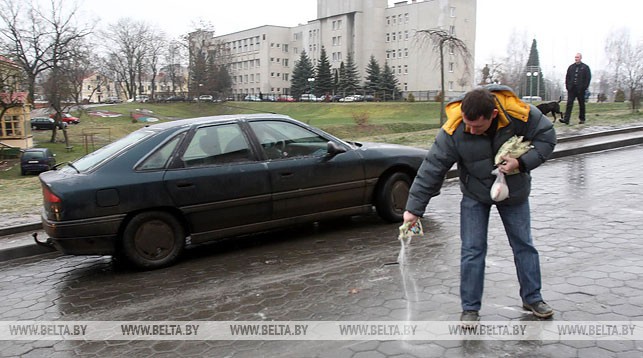 ГАИ призывает водителей к повышенной внимательности на дорогах из-за гололедицы