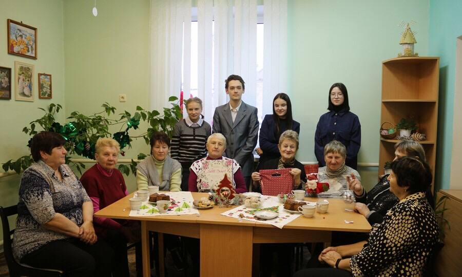 «От всей души»: депутаты и волонтеры поздравили пожилых людей Зельвенщины 