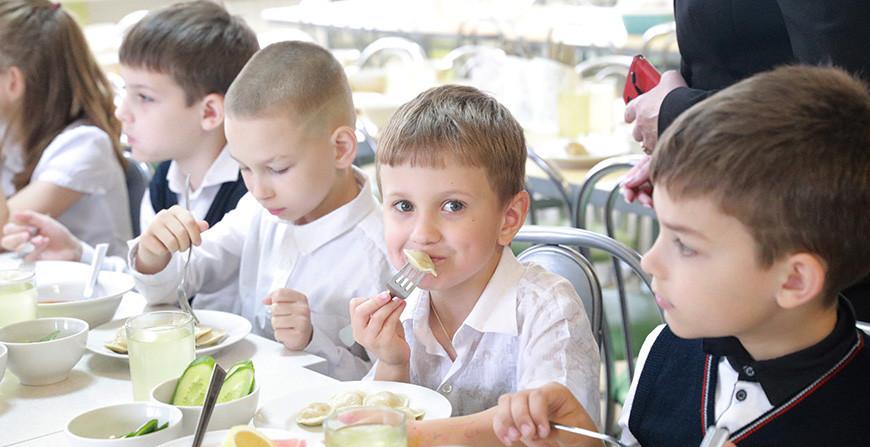 Правительство увеличило нормы расходов на питание детей в садах и школах
