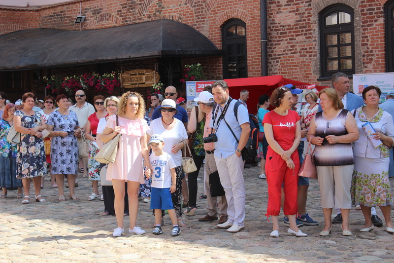 Больше трех тысяч гостей, почти сорок презентаций, автограф-сессии и главные новинки 2019 года: «Книжные встречи» прошли в Мирском замке