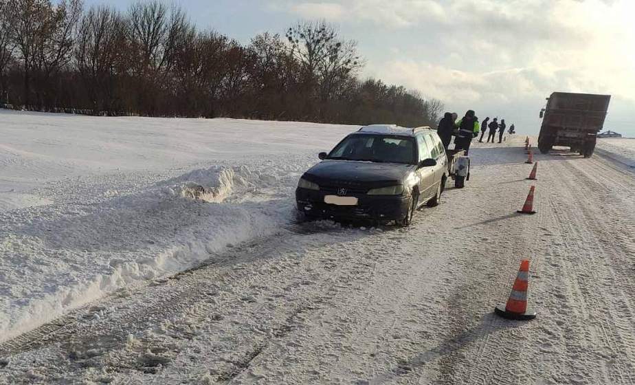 В Мостовском районе пьяный пешеход потерял равновесие и упал под машину