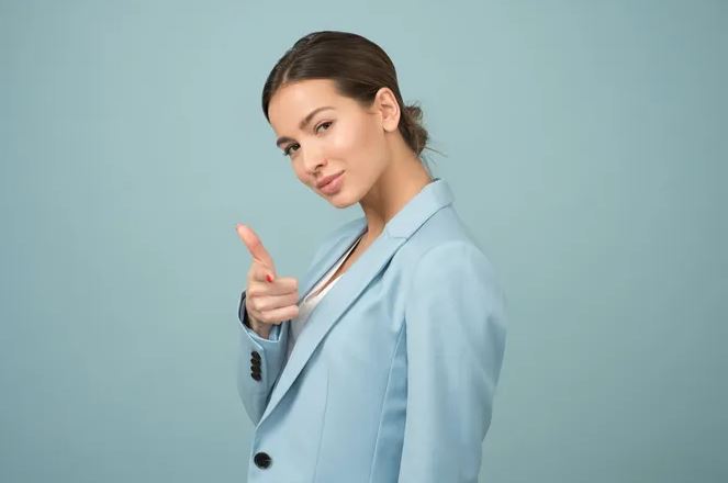 Как решительность человека связана с его уверенностью в себе?