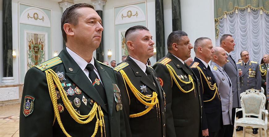 Александр Лукашенко вручил генеральские погоны высшему офицерскому составу