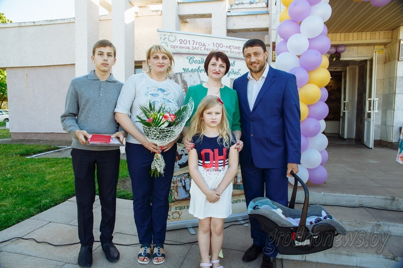 Иван Тихон регистрировал брак в Гродно. Какие еще тайны хранит Октябрьский отдел ЗАГС