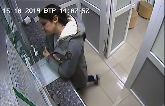 Милиция разыскивает девушку, которая передала недостаточное количество денег при покупке валюты