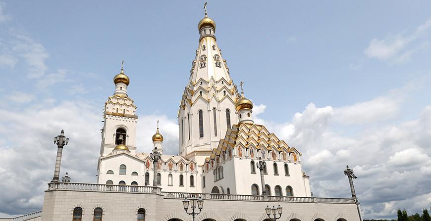 Православные верующие празднуют Преображение Господне
