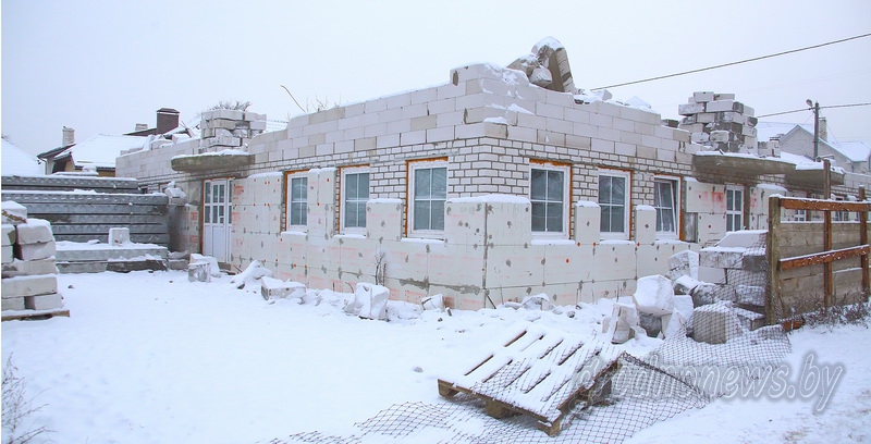 В Гродно на улице Николаева застройщик  разбирает незаконно возведенный им дом