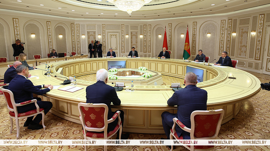 Александр Лукашенко проводит переговоры с губернатором Брянской области Александр Лукашенко проводит переговоры с губернатором Брянской области