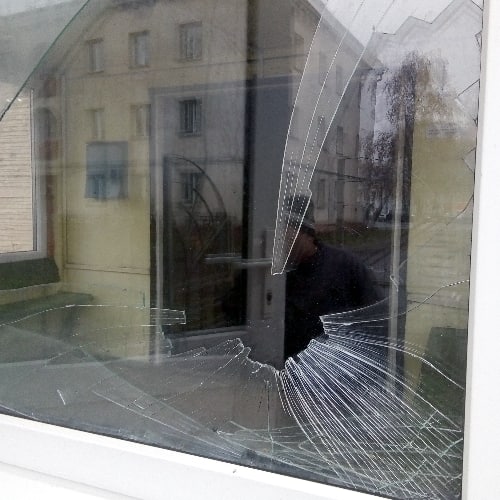 Девушка отказала парню в свидании, а тот со злости бросил кусок асфальта в чужой дом