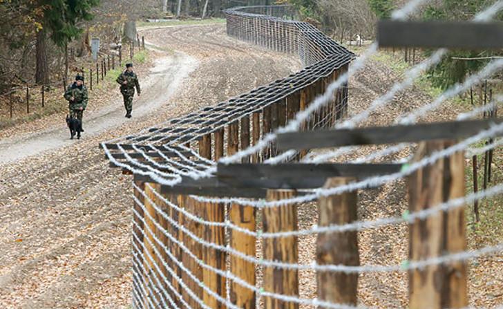 Украина закрывает пункты пропуска на границе с Россией и Беларусью