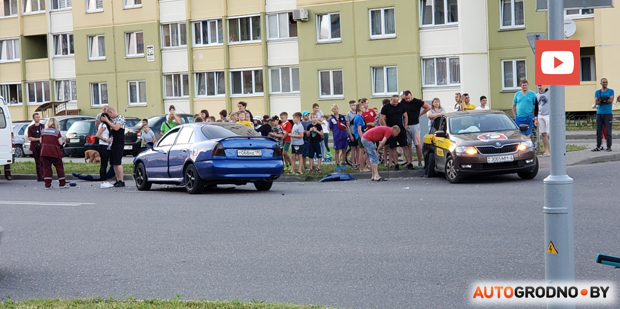 На ул. Огинского таксист на Skoda очень спешил повернуть налево и не заметил ярко-синюю Mitsubishi. Видео столкновения