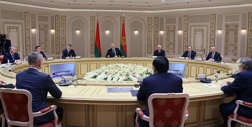 Александр Лукашенко в новом году продолжает практику встреч с главами российских регионов