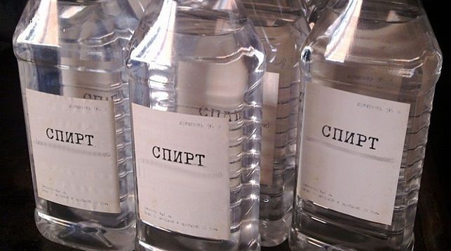 Злоумышленники воровали спирт при производстве стеклоомывателя в Гродненской области