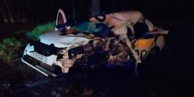 Автомобиль такси въехал под фуру между Слонимом и Зельвой 