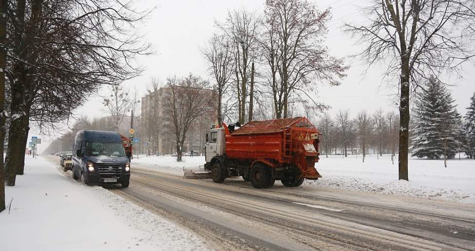 Первый снегопад – во всеоружии. Как очищали магистрали Гродно