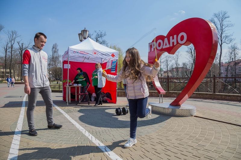 Весы, давление и советы. Как встретили День здоровья в Гродно