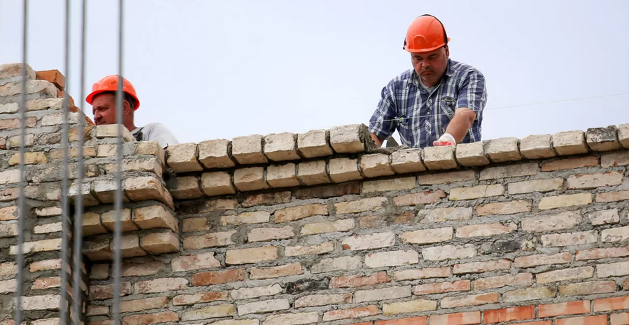 В Беларуси пересмотрели оплату труда строителей