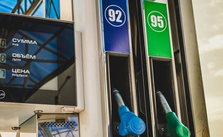 В Лиде мужчина заливал топливо мимо бака 