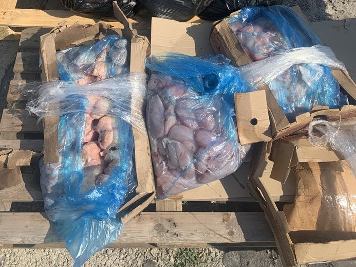 Оплата с процентами. Работники птицефабрики выносили мясную продукцию