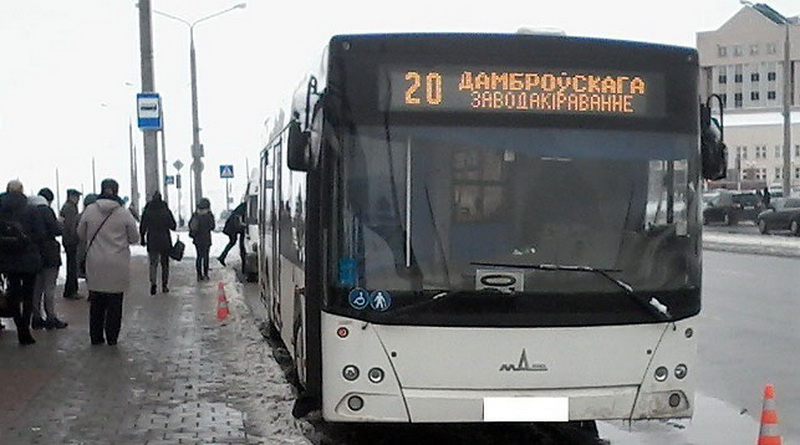 Пенсионерка в Гродно упала под автобус на остановке