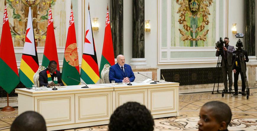 Стратегическое партнерство с Вьетнамом, новый стандарт в Африке и военные задачи с Россией. Итоги недели Президента