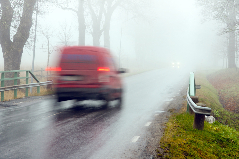 Open windows, "adjust white balance", monitor the curb: traffic police tips on driving in the fog