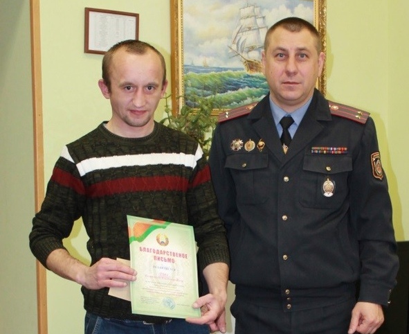 "Поступил так, как должен поступить любой другой человек". Жителю Гродно вручили благодарность за поимку грабителя