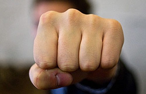 В Гродно молодой человек ударил прохожего в спину: он решил, что тот гуляет с его знакомой 