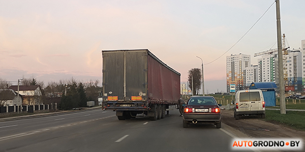 Фотофакт: в Гродно у фуры на ходу отстегнулся полуприцеп 