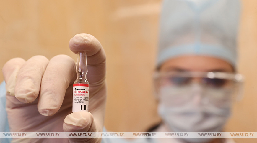 Получившие вакцину от COVID-19 добровольцы чувствуют себя хорошо - Минздрав