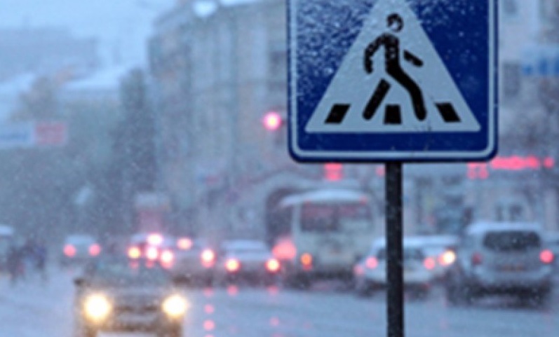 Dangerous ice. How to cross the road safely in winter 