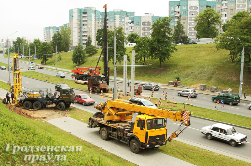 На проспекте Клецкова началось строительство надземного пешеходного моста