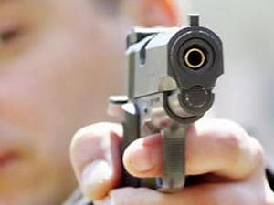 В Сморгони мужчина напал с пистолетом на милиционера в гражданском