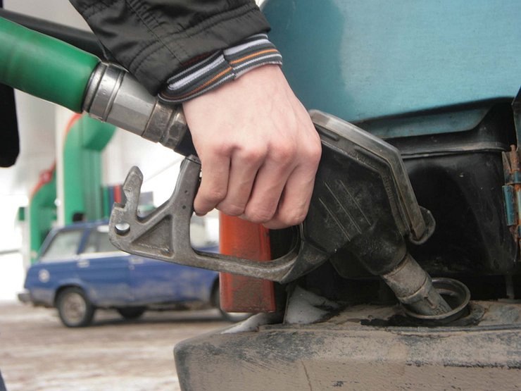 В Гродно водитель предприятия за месяц слил 800 литров топлива