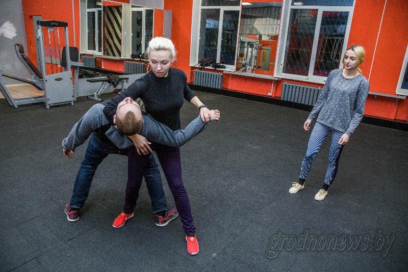 Программа самообороны для таксистов и победа над ступором. Как гродненка Анна Тулько учит постоять за себя