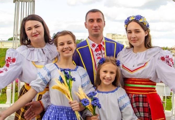 «Выступление прорабатываем до мельчайших деталей, несколько месяцев ездили в Гродно на репетиции». Семья Миклаш готовится представить Гродненщину в финале республиканского конкурса «Семья года» в Минске 