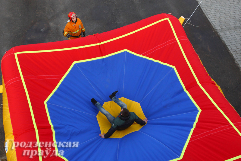 Гродненские спасатели продемонстрировали "куб жизни"