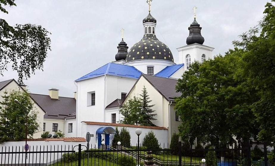 Православные верующие празднуют День Святой Троицы