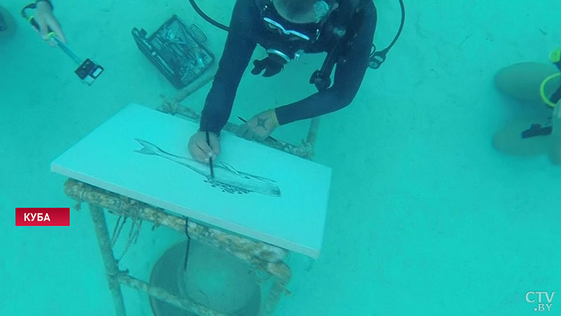 Художник-дайвер рисует под водой картины с морскими пейзажами