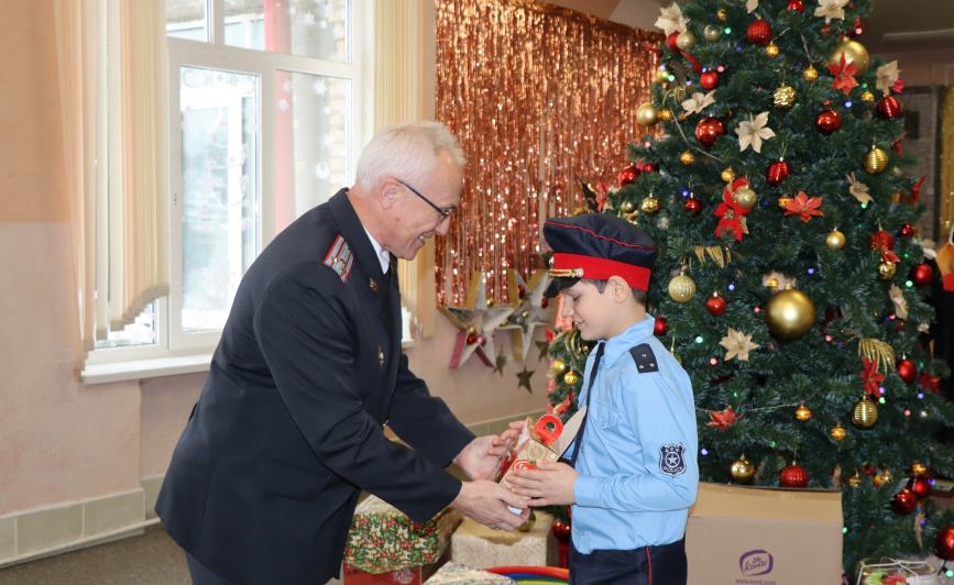 Милиция Гродненщины поздравила детей из Новогрудской школы-интерната с новогодними праздниками