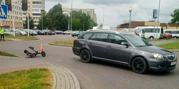 На улице Победы в Гродно ребенок на велосипеде ударился в Toyota