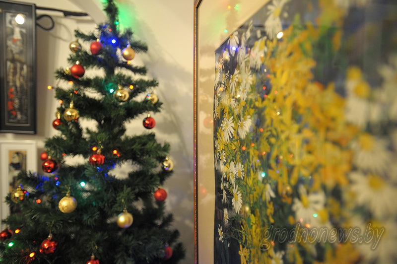 Дамы-свечи и цветы: в галерее «Тызенгауз» открылась выставка Валентины Шоба