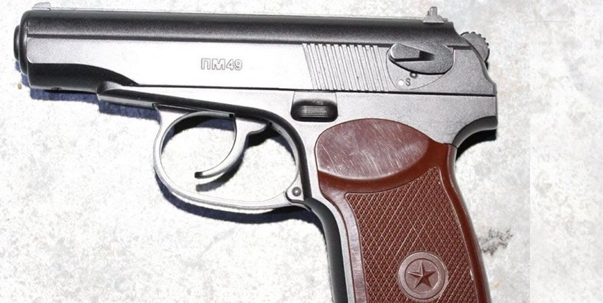 Под Гродно пьяный мужчина угрожал пистолетом местному жителю