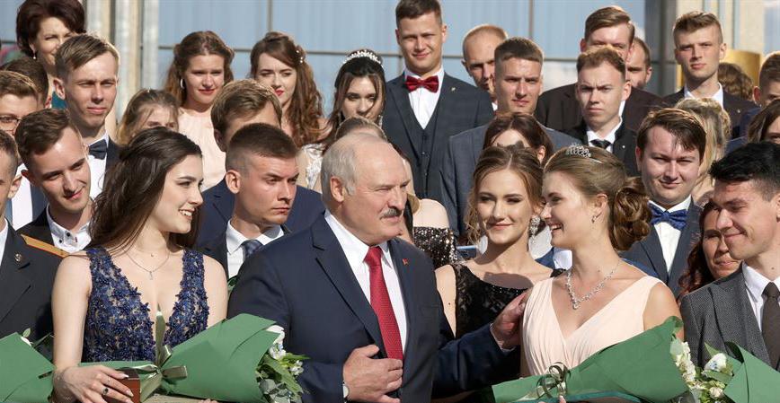 "У вас есть достойный и мощный бэкграунд" - Александр Лукашенко открыл Республиканский бал выпускников
