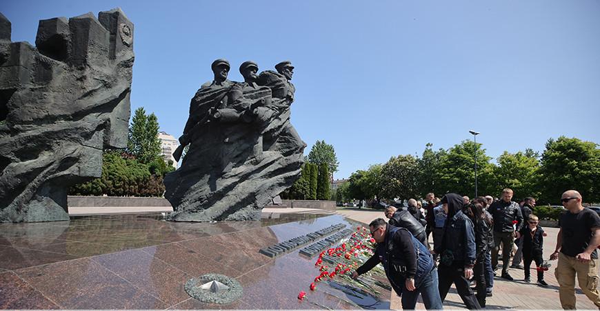 ФОТОФАКТ: Байкеры из клуба Iron Birds Chapter возложили цветы к мемориалу в Гродно