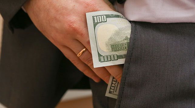Житель Гродно обещал решить вопросы с картой поляка за взятки